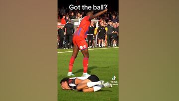 6ª división inglesa y el central hace esto: durísimo de ver