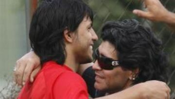 <b>INTROMISIÓN. </b>Maradona saluda a Agüero y le aconseja que deje el Atlético por el Inter.
