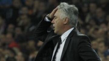 Ancelotti, preocupado en el banquillo.