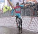 Nibali conquista su primer Giro bajo la nieve y a lo campeón