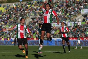 Con 36 años el Tiburón Ramos sigue jugando, ahora en Barnechea, tras una extensa carrera donde ha hecho más de 150 goles. Disputó la Libertadores con Audax y Palestino, pero sus buenas actuaciones nunca lo llevaron a un grande.