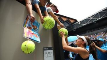 La británica Johanna Konta firma autógrafos en pelotas gigantes.