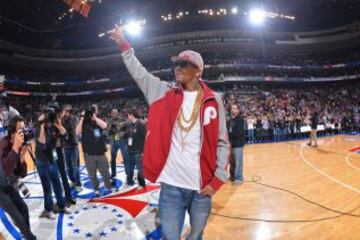 En marzo de 2013, el público de Philadelphia se pone en pie en la visita de Iverson.