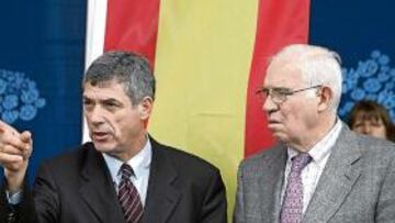 <b>EN EQUIPO. </b>Villar y Luis, ayer durante la reunión preparatoria de la Eurocopa en Viena.