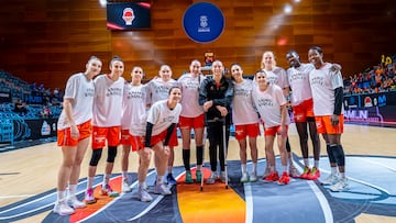 Raquel Carrera, posa junto a sus compañeras del Valencia Basket, todas con camisetas de apoyo a la pívot tras la grave lesión de rodilla que sufrió en cuartos de final.