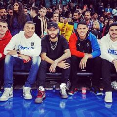 Los jugadores del PSG, espectadores de lujo en el partido parisino de la NBA