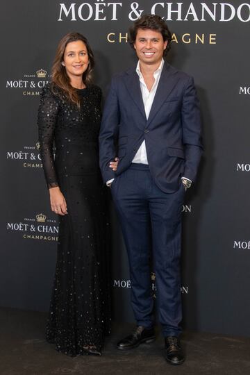 Álvaro Castillejo y su mujer, Cristina Fernández, posan en el photocall de la fiesta navideña de Moët & Chandon.