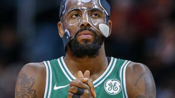 ELX01. Atlanta (United States), 19/11/2017.- Boston Celtics guard Kyrie Irving takes to the court with a protective face mask during the first half of the NBA basketball game between the Boston Celtics and the Atlanta Hawks at Philips Arena in Atlanta, Georgia, USA, 18 November 2017. (Baloncesto, Estados Unidos) EFE/EPA/ERIK S. LESSER