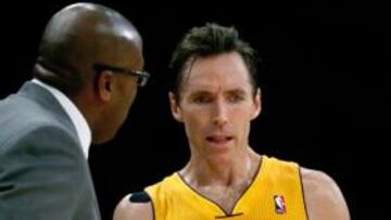 K.O. Steve Nash intercambia opiniones con Mike Brown en un partido con los Lakers