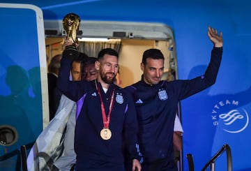 Lionel Messi y Lionel Scaloni llegan a Buenos Aires tras proclamarse campeones del mundo.