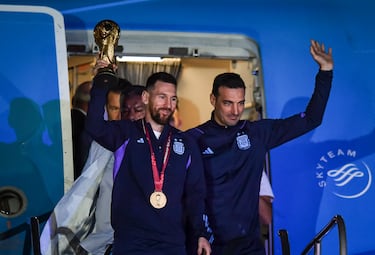Lionel Messi y Lionel Scaloni llegan a Buenos Aires tras proclamarse campeones del mundo.