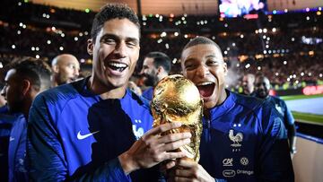 Varane y Mbappé celebran la consecución del Mundial en el Stade de France.