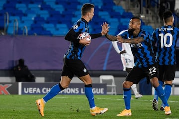 2-2. Ivan Perisic celebró el segundo gol conb Arturo Vidal.