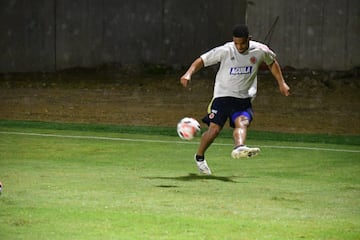 Colombia entrenó por última vez en la sede deportiva de Barranquilla antes de enfrentar este viernes a Venezuela por la primera fecha de las eliminatorias. Carlos Queiroz ultimó detalles tácticos para el partido y se vio a todos los jugadores bastante activos. Probaron definición, centros y defensa durante la jornada. 