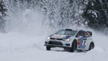 Ogier est&aacute; sorprendiendo con el Volkswagen en la nieve de Suecia.