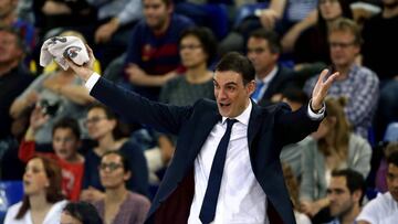 GRA730. BARCELONA, 11/05/2017.- El entrenador del FC Barcelona Lassa, el griego Georgioos Bartzokas, durante el partido correspondiente a la trig&eacute;simo tercera jornada de la Liga Endesa de baloncesto, disputado esta tarde en el Palau Blaugrana. EFE/Toni Albir