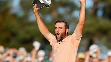 Augusta (United States), 14/04/2024.- Golfer Scottie Scheffler of the US celebrates on the 18th green after winning the Masters Tournament at the Augusta National Golf Club in Augusta, Georgia, USA, 14 April 2024. The Augusta National Golf Club is holding the Masters Tournament from 11 April through 14 April 2024. EFE/EPA/ERIK S. LESSER
