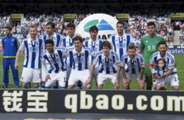 Once de la Real Sociedad. De pie: Zurutuza, Mikel González, Xabi Prieto, Granero, Diego Reyes y Rulli. Agachados: Carlos Vela, Oyarzabal, Aritz Elustondo, Illarramendi y De la Bella.