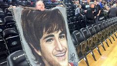 Un aficionado con una imagen de Ricky Rubio.