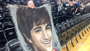 Un aficionado con una imagen de Ricky Rubio.