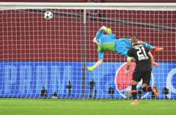 0-1. Saúl Ñíguez marcó el primer gol. Bernd Leno portero del Lerkusen.