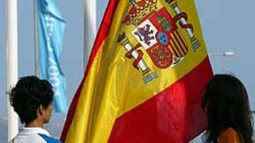 <b>EMOTIVO.</B> El acto del izado de la bandera española ha estado cargado de emotividad.