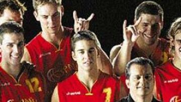 <b>BUEN ROLLO.</B> Gasol y Felipe Reyes bromearon con Ramón García, durante el rodaje de un spot.