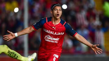 Ángel Zaldívar festeja su gol en contra del Necaxa.