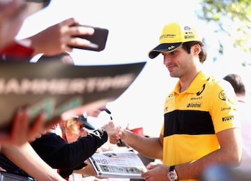 Carlos Sainz firmando a seguidores. 