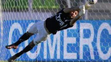 El arquero de Santiago Wanderers Mauricio Viana le detiene un penal a Octavio Rivero de O'Higgins durante el partido de primera división disputado en el estadio Elias Figueroa de Valparaiso, Chile.