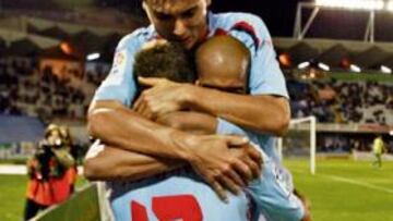 <b>ALEGRÍA</b>. Dinel es abrazado por sus compañeros tras conseguir uno de los tantos que dieron el pase a la siguiente eliminatoria.