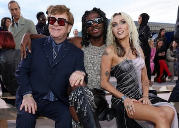 Elton John, Lil Nas X y Miley Cyrus durante la Versace Fall-Winter 2023 celebrada en Los Angeles.