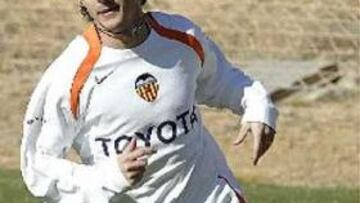 <B>OBJETIVO: CHAMPIONS.</B> El mediapunta argentino no renuncia a la Liga, pero afirma que el gran objetivo es estar en la máxima competición europea.