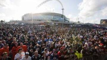 Miles de aficionados de la NFL se reúnen alrededor del estadio de Wembley, en Londres.