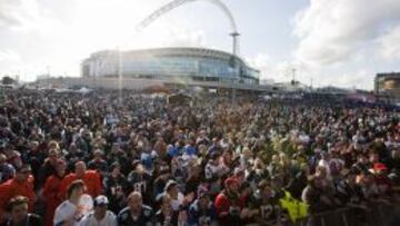 Miles de aficionados de la NFL se re&uacute;nen alrededor del estadio de Wembley, en Londres.