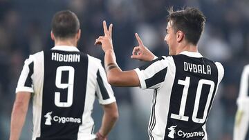 TUR01. TURÍN (ITALIA), 25/10/2017.- El argentino Paulo Dybala (d) de Juventus celebra al anotar el 2-0 ante Spal hoy, miércoles 25 de octubre de 2017, durante un juego de la Serie A italiana entre Juventus y Spal, en el estadio Allianz en Tu