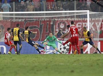 Oblak no guardará un buen recuerdo de su debut con el Atlético en partido de competición oficial. Sucedió el 16 de septiembre de 2014 en encuentro de Champions en Grecia. El Atlético cayó ante el Olympiacos por 3-2 con Oblak fallón en su debut. Masuaku le hizo el primer gol. El equipo rojiblanco se encuadró en un grupo con Olympiacos, Juventus y Malmoe. El primer encuentro de Oblak con el Atlético dejó muchas dudas sobre su fichaje y tuvo que pasar tiempo para ver a Oblak en acción. Moyá le ganó de inicio la partida. 