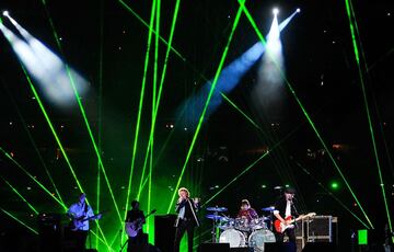 La agrupación californiana se apoderó del Sun Life Stadium en el 2010 para deleitar a los amantes del rock con una presentación llena de calidad musical, lo que hizo que la falta de ‘espectáculo’ pasará por completo a segundo plano tras su vibrante acto musical.