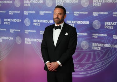 Ben Affleck posa en la alfombra roja de la 12.ª ceremonia de entrega del premio Breakthrough en el Barker Hangar de Santa Mónica, California.