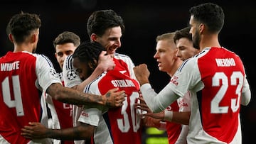 Los jugadores del Arsenal celebran un gol ante el PSV Eidhoven.