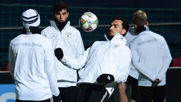 El defensa alemán Mats Hummels (c) asiste a una sesión de entrenamientos en Leipzig, Alemania.