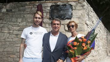 Laporta con Joshua (nieto de Cruyff) y Sushila (hija de Cruyff).