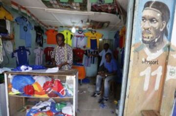 En Abiyán, la principal ciudad de Costa de Marfil, los talleres de costura están desbordados por la demanda de camisetas de diferentes equipos para el Mundial de Brasil.
