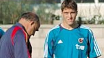 <b>DE ESTRENO. </b>Iñaki Sáez hizo debutar a Alberto Zapater en Lituania.