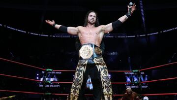 Johnny Mundo con el Megacampeonato de Triple A