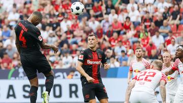 Leverkusen (Germany), 19/08/2023.- Leverkusen's Jonathan Tah (L) scores the 2-0 goal during the German Bundesliga soccer match between Bayer 04 Leverkusen and RB Leipzig in Leverkusen, Germany, 19 August 2023. (Alemania) EFE/EPA/RONALD WITTEK CONDITIONS - ATTENTION: The DFL regulations prohibit any use of photographs as image sequences and/or quasi-video.