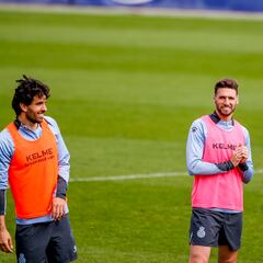 Tres hombres para dos puestos