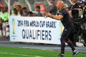 El 22 de marzo de 2013, Jorge Sampaoli debuta en las eliminatorias al mando de La Roja. Por desgracia, lo hizo con una derrota por 1-0 ante Perú en Lima. Esa fue la única caída de Chile en el camino a Brasil 2014 con el casildense en el banco.