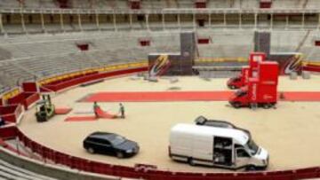 <b>LLEGADA.</b> La Plaza de Toros se preparaba ayer, con alfombra roja incluida, para acoger el sábado la llegada de la contrarreloj por equipos.