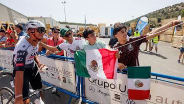 REGUMIEL DE LA SIERRA (BURGOS), 08/08/2025.- El ciclista mexicano del equipo UAE Team Emirates, Isaac del Toro, con unos aficionados en la Vuelta Ciclista a Burgos. El italiano Damiano Caruso ha logrado una victoria inesperada este viernes al imponerse en la exigente cuarta etapa de la Vuelta a Burgos, sorprendiendo tanto al pelotón como a sí mismo, y ha destacado la dificultad de seguir sumando victorias.EFE/ Santi Otero